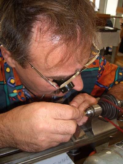 Mario Ludwig Werner repariert einen Zapfenbruch, Man muß wie man sieht ein Loch bohren, der Bohrer ist 0,45 mm. Ich habe mehr Gefühl mit der freien Hand zu bohren.